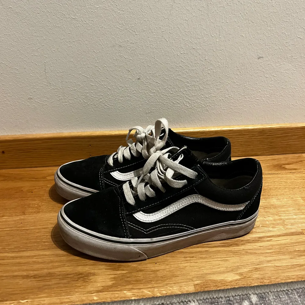 Vans skor som är väldigt fint skick.  De har en ytterst liten spricka på insidan där uppe vid ankeln, där alla spricker men inte stor. Skor.