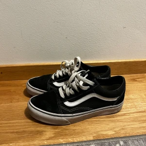 FINT SKICK! Vans - Vans skor som är väldigt fint skick.  De har en ytterst liten spricka på insidan där uppe vid ankeln, där alla spricker men inte stor