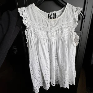 Vit blus - Säljer denna vita blus som jag aldrig använt🤍 Superfint skick! (Längd visar 51cm) OBS. Storleken är M/L men skulle snarare påstå att det är en S/M!
