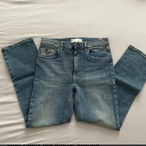 Odd Molly jeans storlek 25 - Snygga jeans från Odd Molly i en blå färg. De har en rak passform och en hög midja. De har en liten ficka på framsidan och en liten lapp på baksidan.