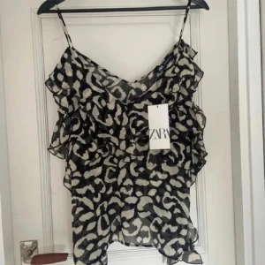 Zara topp - Jätte fint linne, aldrig använd då den är lite för stor❤️