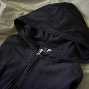 Svart Gina Tricot hoodie  - Jätte söt svart hoodie från GinaTricot. Jätte skön och snygg💗
