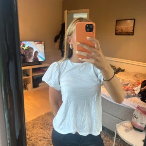 Vit topp - Så söt vit thsirt fast med extremt coola armar! Storlek 145 men sitter som xs❤️