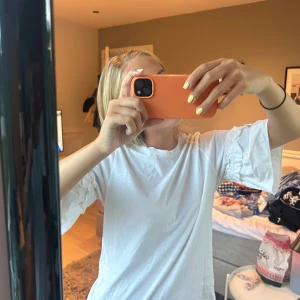 Vit topp - Så söt vitt topp med jätte gulliga armar🤍