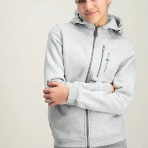 Sail racing hoodie  - Grå Hoodie från sail racing, det är storlek 160cm men passar mig med vanligtvis xs, köpt 2 år sen men den har inga hål eller slitningar men den är liksom inte mjuk längre o ser liksom inte ny ut där av priset hör av er för fler bilder.😊