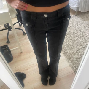 Hm lågmidjade byxor - Säljer dessa knappt använda lågmidjade byxorna från hm. Dessa säljs inte längre. Storlek 36 och passar mig som är 170 cm. Byxorna har inga fickor där bak. Priset går att diskutera vid snabb affär.