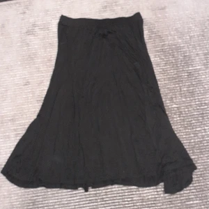 Svart kjol - En svart kjol, väldigt fin men tyvvär lite för stor för mig. Skriv gärna om ni har några frågor 😊💕