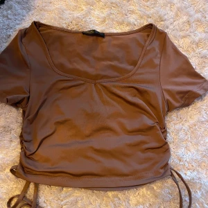 Topp - Aldrig använd🌸Man kan justera längden med hjälp av snörena på sidorna🩷