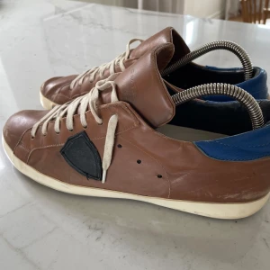 Philipe Model - Tja! Jag säljer dessa snygga philipe model som är i använt skick. Hör gärna av er vid funderingar! :) Mvh, Elison