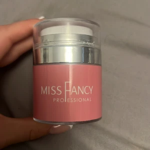 Nagelgele  - Säljer denna nagelgele från missfancy, helt oanvänd. 30g. Säljer pga att den inte passar för mig med hur jag gillar viskositeten på gele.