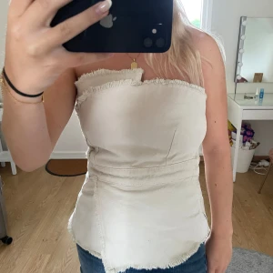 Topp från zara - As snygg topp från zara. Storlek M. Aldrig använd.