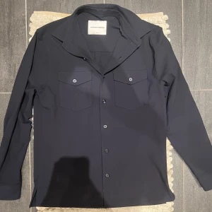 Shaping New Tomorrow Overshirt - Snygg Overshirt från Shaping New Tomorrow || Storlek: M || Mycket fint skick || Nypris: 1250