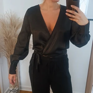 Blus - Fint skick, ganska öppen där fram så brukar sätta säkerhetsnål. 