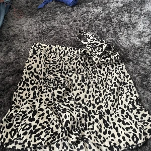 Leopard kjol - Ok skick vad jag ser priset är absolut diskuterbart och har du några funderingar så tvecka inte på att höra av dig 🥰