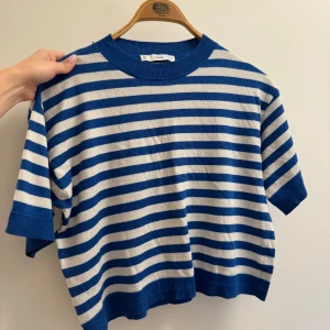 T-shirt mango - En mjuk tunn stickad tröja från mango i blå och vit! Storlek S