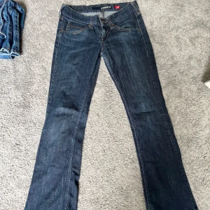 Miss Sixty Jeans ❤️ - Säljer nu mina jättefina miss sixty jeans då dem tyvär inte kommer till användning ❤️ dem är både bootcut och lågmidjade. Pris kan diskuteras och skriv gärna för fler bilder eller om ni har andra frågor ❤️