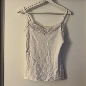 Linne - Supergulligt linne med spets. Använt max 1 gång!