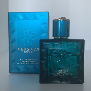 Versace Eros EDT - 50ml flaska 65-70% kvar, inkluderar original låda (se tredje bild) Jag säljer den då jag vill köpa en annan parfym