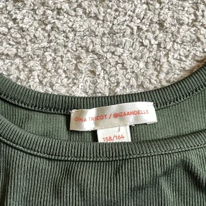 Mörkgrönt linne - Linne från Gina Tricots kollektion med Iza och Elle🐆passar strl XS/S/M