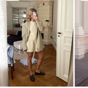 djerf avenue kjol - världens mysigaste kjol från djerf avenue! Perfekt tillsammans med en stickad tröja🤍🤍nypris, 1000kr