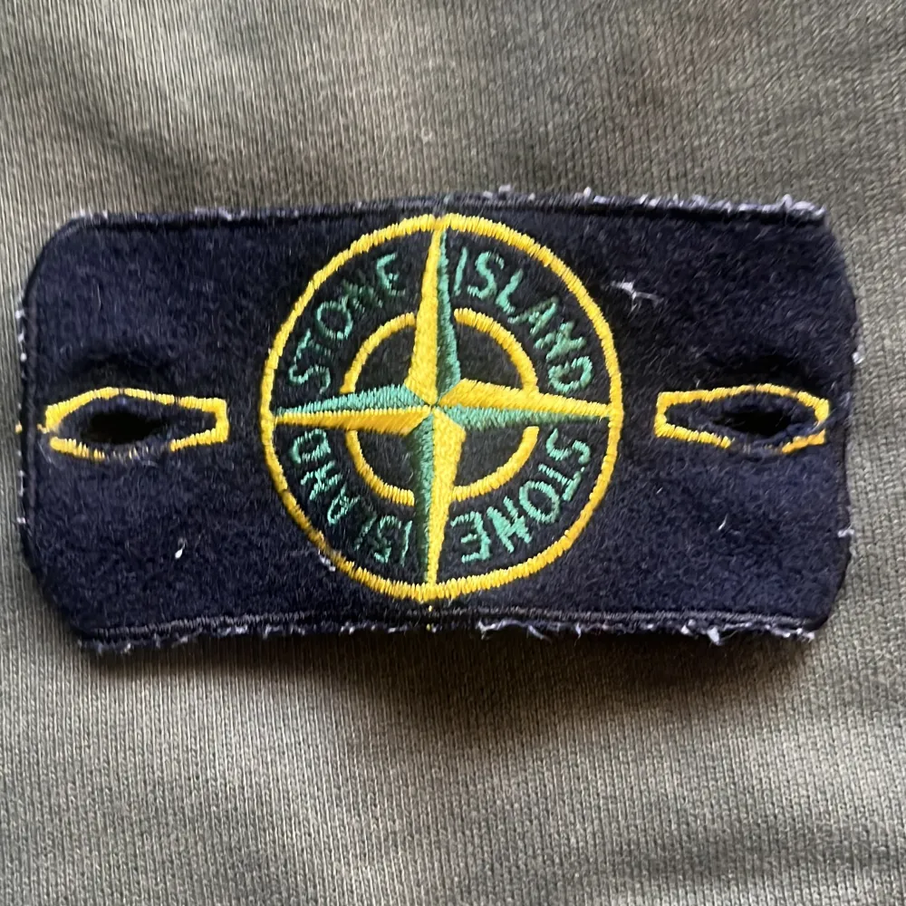 Mörkgrön Stone Island, fick den förra året. Har använt tröjan väl men har tröttnat på den nu och vill därför sälja den! . Tröjor & Koftor.