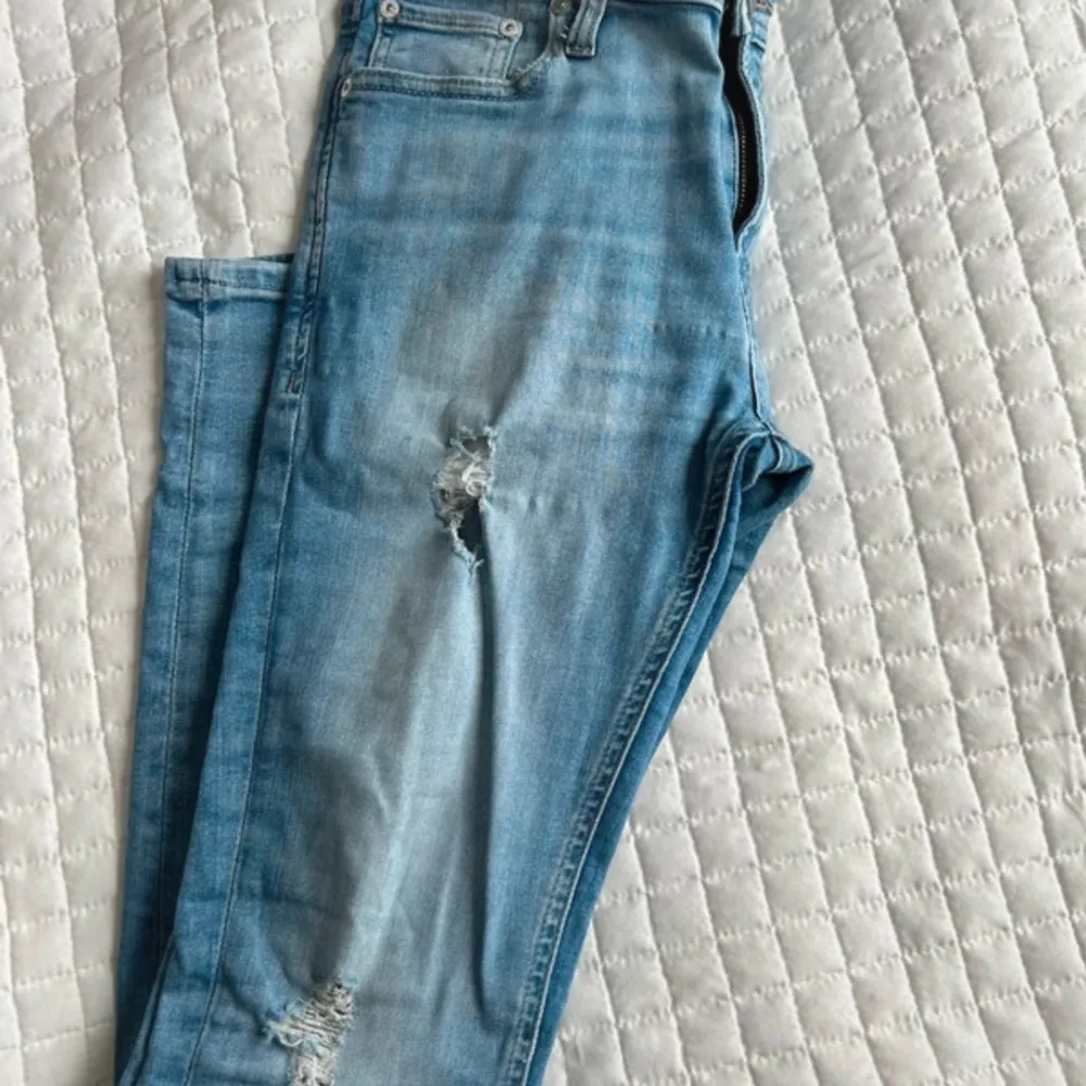 Ett par ljusa jeans med slitningar från jack&jones , i använt skick men inga fel på de. Stl: 30x32. Jeans & Byxor.