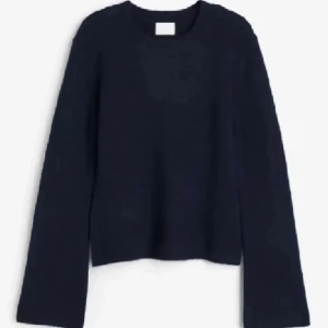 Stickad tröja - Mörkblå stickad tröja från hm ! Använd några gånger , skriv för fler bilder. Finns en lös tråd vid ärmen men som inte är så synlig 💞Relativt använd.