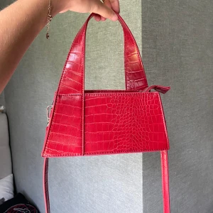 Röd väska - Jättefin röd väska från Gina! Knappt använd alls därav inga defekter ❤️ Det långa bandet ingår!