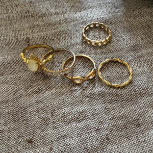 Guldfärgade ringar - 5 st guldfärgade ringar. Inköpta vid olika tillfällen. Använder inte guldfärgade smycken längre, tycker det är synd att de bara ska ligga. Säljes tillsammans trots olika. 
