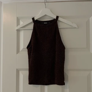 Glittrig topp - Söt glittrig topp Den sitterväldrigt skönt men har blivit för liten för mig  Materialet är stretchigt och bra 😊