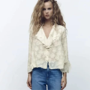 Vit zara blus med volanger - Jättesöt blus från Zara som passar perfekt till alla tillfällen! Blusen är i stolek S men passar från XS-M. Inga defekter.