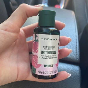 The body shop shower gel - Shower gel från the body shop i doft av british  rosé den är vegansk och ej andvänd😊De tästar  även inte på djur😁