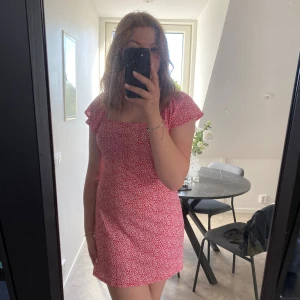 Sommarklänning - Säljer denna härliga sommarklänning som är använd endast en gång🌸