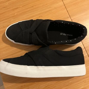 Svarta skor  - Skorna är som nya då de endast används en gång 