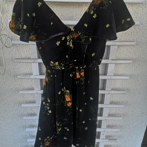 Zara klänning - Sjukt söt sommarklänning som tyvärr var lite för stor för mig. Står att det är xs men skulle säga att det passar bättre som medium eller lös xs. Vringad med öppen rygg och fina korta ärmar.