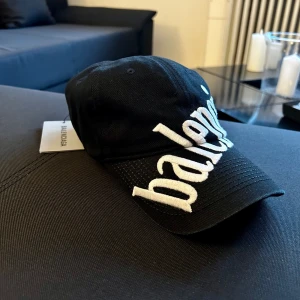Balenciaga keps med diagonal logotyp - Ny och oanvänd med taggarna kvar. 