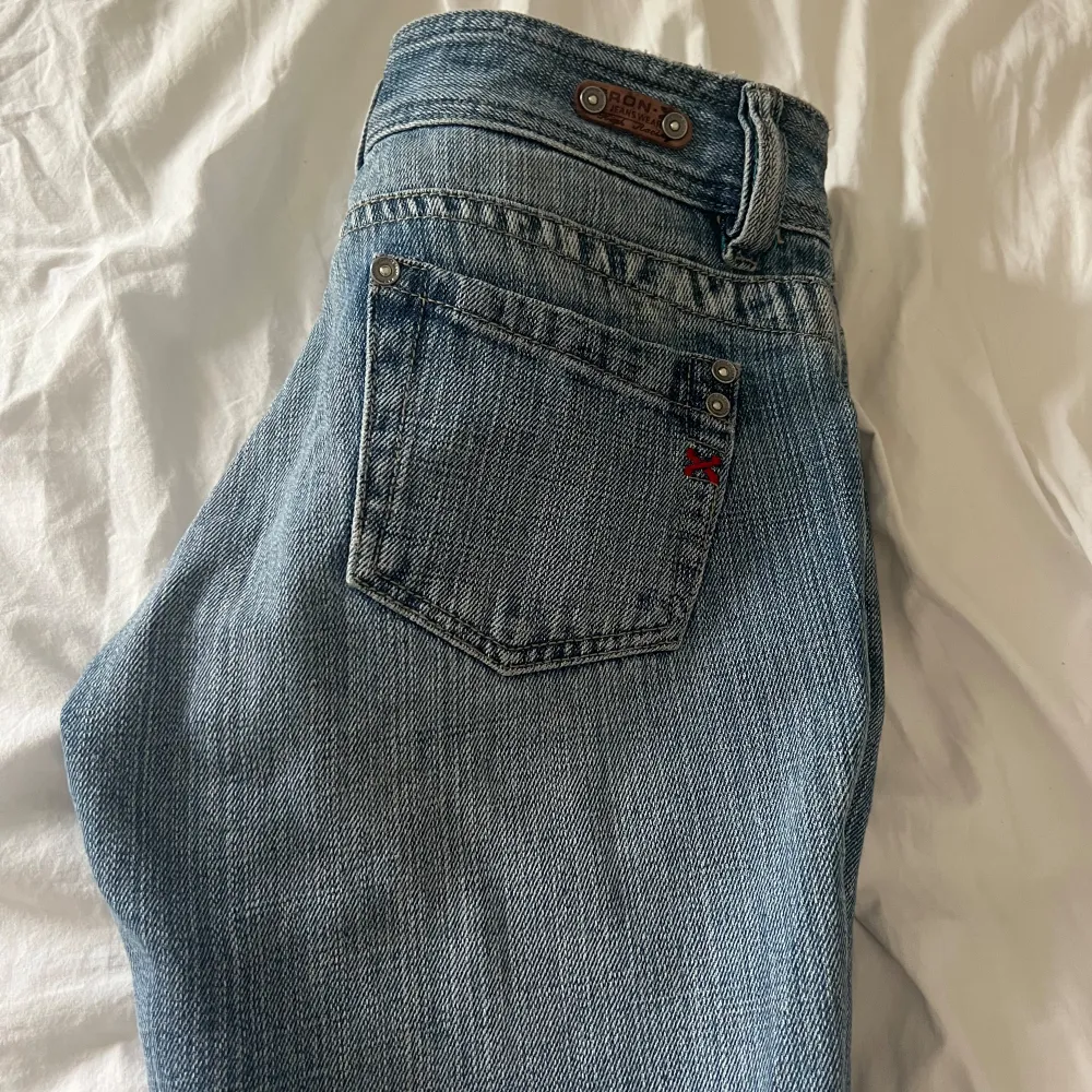 Väldigt snygga Lågmidjade jeans! De har inga slitningar och ser helt nya ut. Fråga om ni undrar något pris kan också diskuteras💞. Jeans & Byxor.