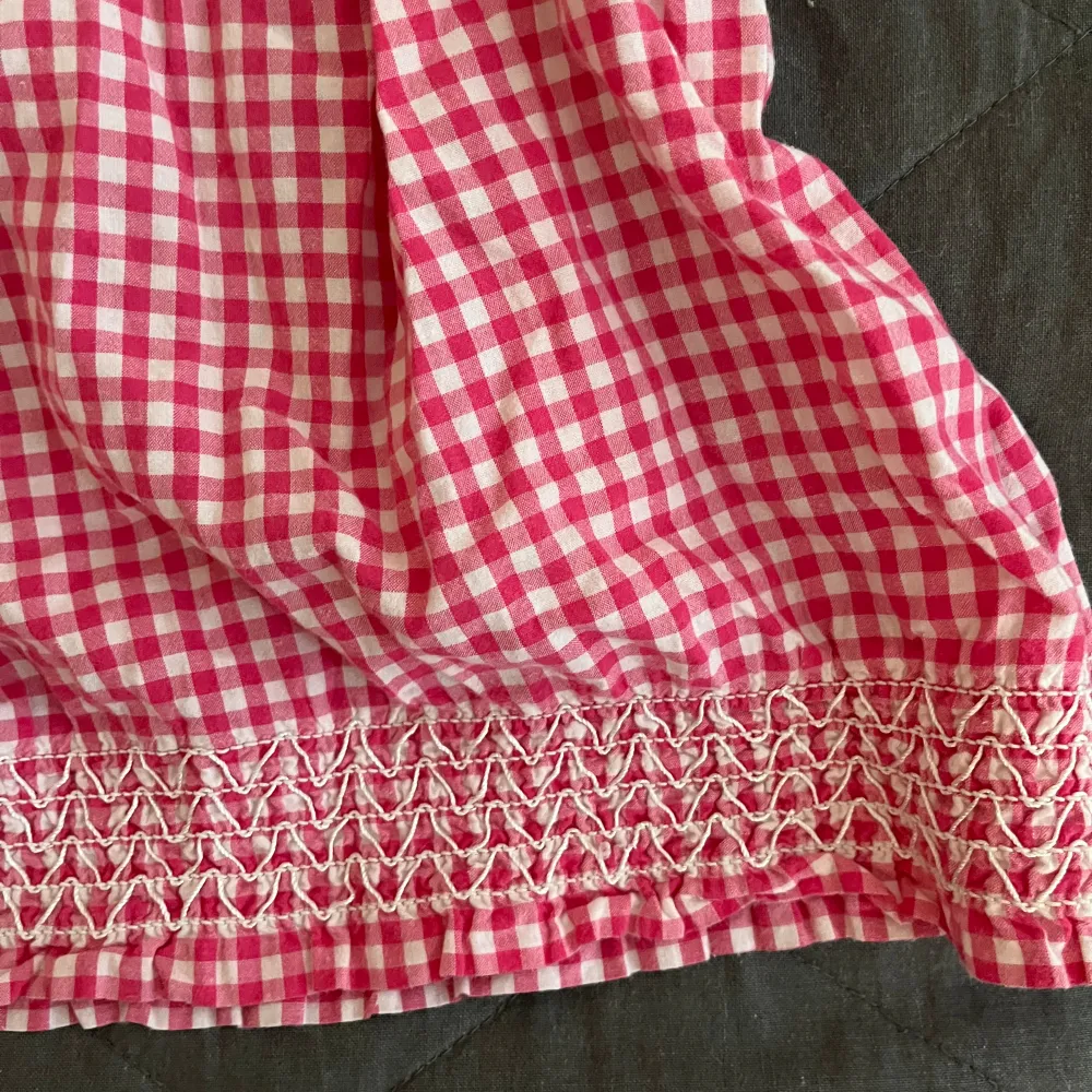 En otroligt söt blus från Tommy Hilfiger. Den är rutig och har fin sömm vid kanterna. Unik. Passar någon som kan bära xxs/xs. Puserot.