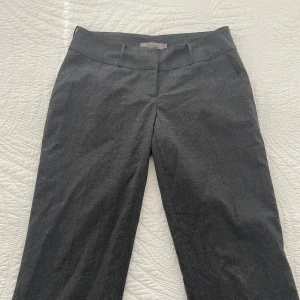Lågmidjade gråa kostymbyxor  - Jätte fina lågmidjade gråa kostymbyxor  Midja 38cm rakt över  Innerbenslängd ca 76 Skulle säga S/XS