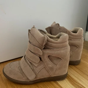 Isabel markant skor - Superfina isabel markant liknande skor, dom är använda men fortfarande fint skick. Säljer på grund av att dom är förstora för mig. Jag har storlek 36 och skorna är i storlek 38.