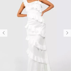 Vit långklänning med volanger - Sjukt snygg vit långklänning med volanger