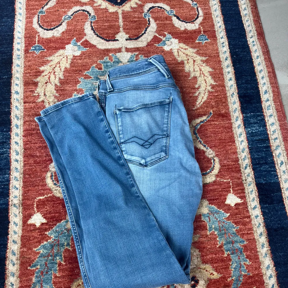 Ett par as feta Replay jeans i modellen anbass såklart. De är i en ljusblå färg och är överfeta nu till sommaren! De är i slim fit och extremt bra skick!🙌🏼pris kan diskuteras. Jeans & Byxor.