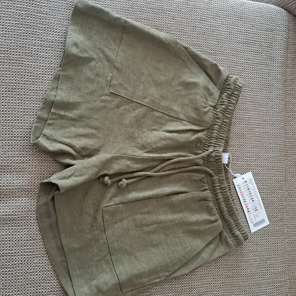 This is a NewYorker short that doesnt fit and it cost 80 kr. The tag is still on it.. Shorts.