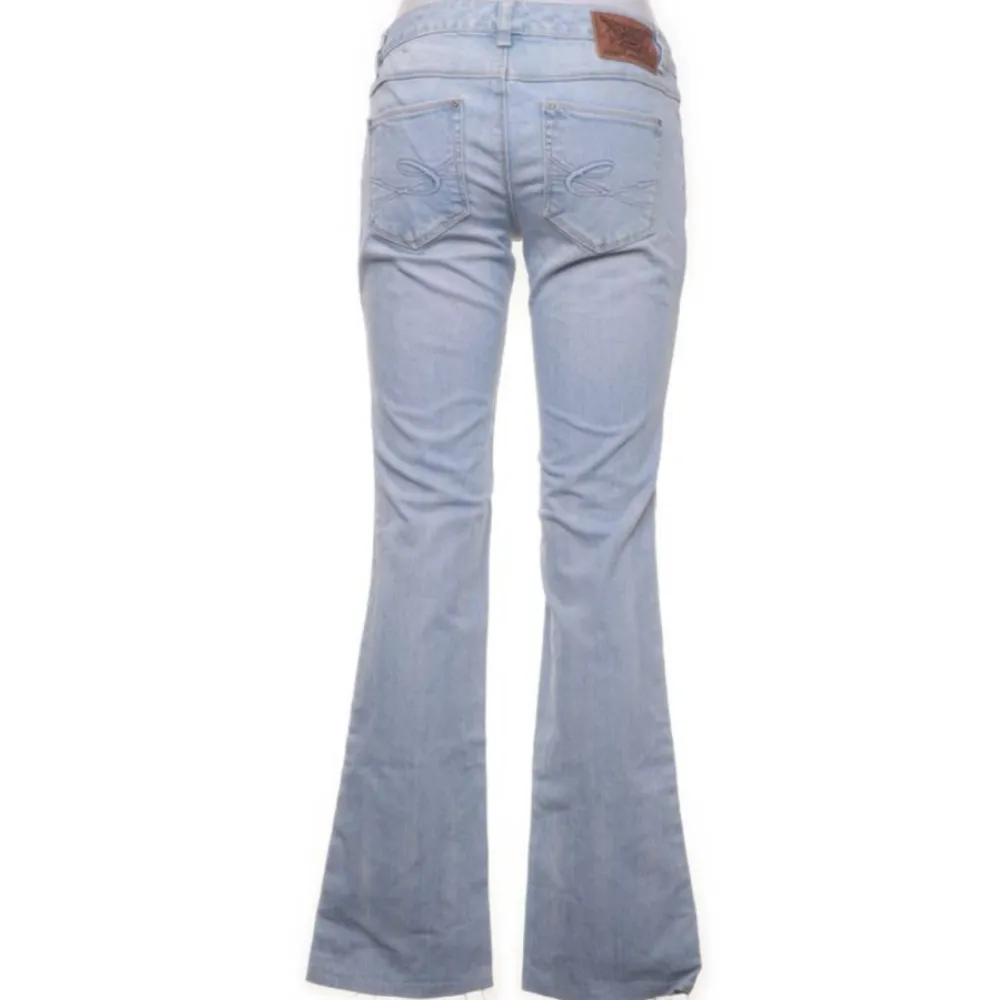 Säljer dessa jättefina lågmidjade jeans från EDC by Esprit. Midjemått: 75 cm, Innebenslängd: 80cm. Skriv för fler bilder🫶priset kan diskuteras . Jeans & Byxor.