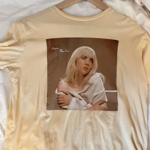 Billie eilish t-shirt - Billie eilish t-shirt  Använd 1-2gånger  Den är egentligen från barnavdelningen MEN den passar mig som brukar ha M. Så skriver som M (skulle säga M ”för kvinnor”)