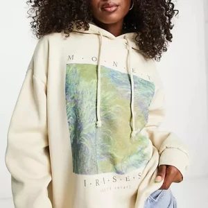 Tröja med tryck - Säljer en hoodie från Pull & Bear då jag har växt ur den och den inte används längre. ❤️❤️