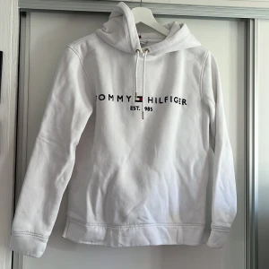 Tommy Hilfiger hoodie - Supersnygg Tommy Hilfiger hoodie. Använd fåtal gånger. Nypris var 1100kr.