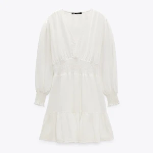 Vit linne klänning  - Klänning från zara som inte sälja längre!! Har aldrig kommit till användning💕 Köpt för 399kr!! 