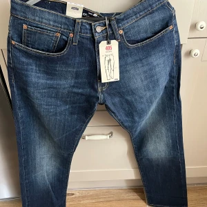 Jeans  - Helt nya jeans, prislapp finns kvar. Storleken är herr storlek W34 L32. Men passar sjävklart alla.