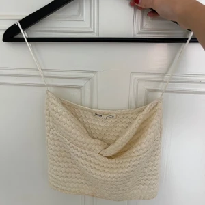 Croppad vit topp - Jätte söt croppad topp från pull and bear! Jätte fin och söt!